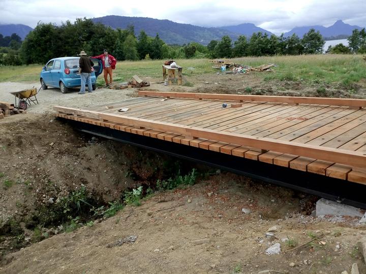 Puente de vigas de acero con tablero de madera